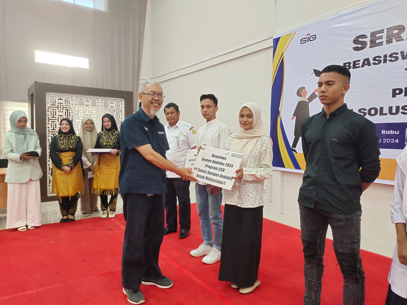 General Manager SBA, Bapak R. Adi Santosa menyerahkan beasiswa Semen Andalas 2024 secara simbolis kepada perwakilan mahasiswi di Andalas Hall, 10 Juli 2024.