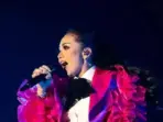 18_00_54_172721.295_gebrak_java_jazz_festival_krisdayanti_tampil_enerjik_dengan_busana_retro_bernuansa_fuschia_1