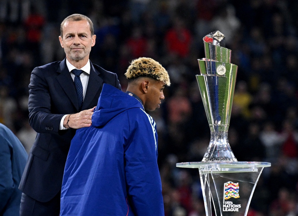 Lamine Yamal melakukan gerakan kontroversial saat C.Ronaldo mengangkat trofi juara - 2 Lamine Yamal melakukan gerakan kontroversial saat C.Ronaldo mengangkat trofi juara - 2