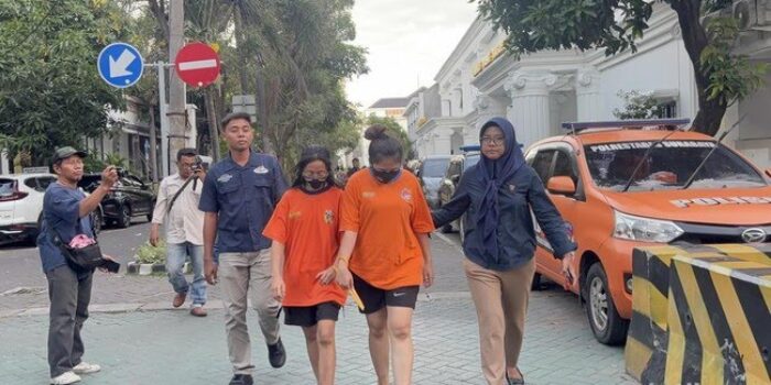 lisa-dan-pembantunya-naily-sudah-ditahan-polrestabes-surabaya-keduanya-jadi-tersangka-penyekapan-seorang-lansia-yang-merupakan-1778216171763_169