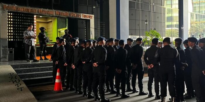 sejumlah-personel-brimob-menjaga-perkantoran-di-hayam-wuruk-jakpus-terkait-penggerebekan-yang-dilakukan-bareskrim-terkait-akti-1778295006173_169