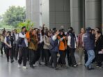 dilimpahkan-roy-suryo-dan-dr-tifa-tiba-di-kejari-jaksel-1782097968602_169