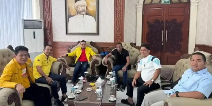 Ketua-DPRA-temui-Wakil-Ketua-Baleg-DPR-RI-di-Bandara