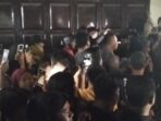 suasana-saat-warga-geruduk-rumah-asn-di-tanjung-balai-dok-tangkapan-layar-1784793563186_169 (1)