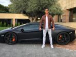 cristiano-ronaldo-khoe-garage-sieu-xe-hang-khung-thanhnien-2-17859916371731478149351