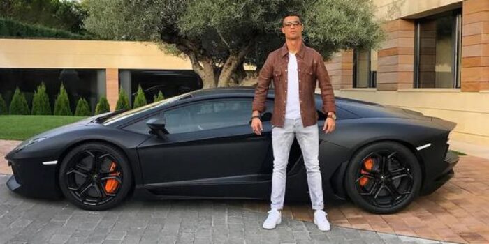 cristiano-ronaldo-khoe-garage-sieu-xe-hang-khung-thanhnien-2-17859916371731478149351