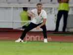pelatih-timnas-indonesia-john-herdman-memberikan-instruksi-k-eanu